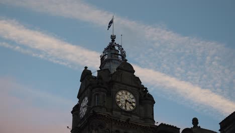 Famosa-Torre-Del-Reloj-Balmoral-En-Edimburgo