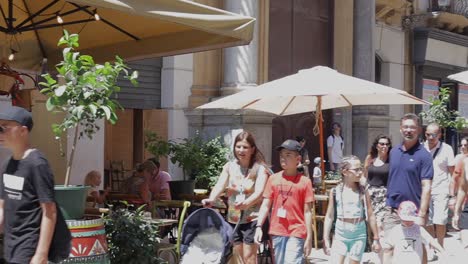 SLOW-MOTION-Tourists-are-walking-on-the-streets-of-Palermo,-Italy