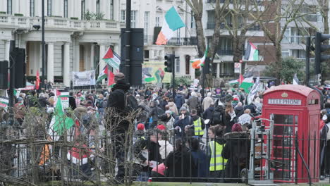 Demonstranten-Mit-Palästinensischen-Flaggen-Und-Bannern-Marschieren-Durch-Die-Straßen-Londons