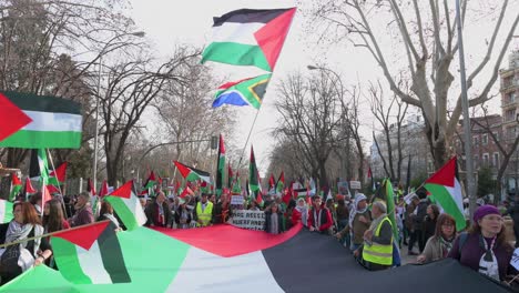 Demonstranten-Halten-Während-Eines-Solidaritätsmarsches-Mit-Palästina-Eine-Große-Palästinensische-Flagge