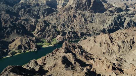 Leuchtend-Blauer-Colorado-River-Durch-Canyons