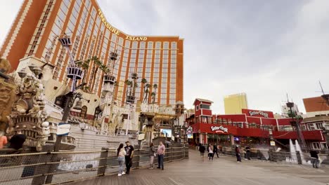 Weite-Außenaufnahme-Der-Promenade-Des-Treasure-Island-Hotels-Und-Casinos-Mit-Menschen,-Die-Die-Aussicht-Genießen