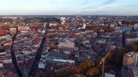 Edificios-Y-Calles-De-La-Ciudad-De-Toulouse-Durante-El-Amanecer-En-Occitania,-Alto-Garona,-Francia