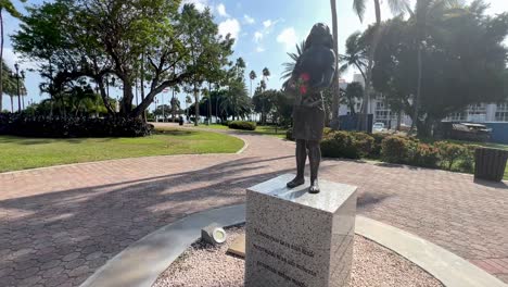 Aufnahme-Mit-Schwenk-Um-Die-Anne-Frank-Statue-Auf-Aruba