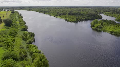 Luftaufnahme-Des-Breiten-Flusses-In-Florida,-Der-Mit-Dem-Lake-Okeechobee-Verbunden-Ist