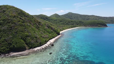 Vista-Panorámica-Aérea-De-La-Isla-Volcánica-De-Yasawa-En-El-Océano-Pacífico