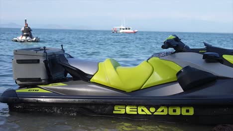 Sea-Doo,-Geparkter-Jetski,-Sea-Doo,-BRP,-Jetski,-Wasserscooter,-Wasserfahrzeug