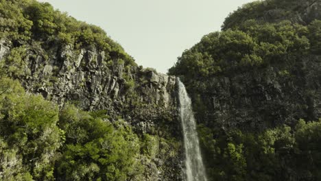 Disparo-De-Un-Dron-Moviéndose-Hasta-La-Cima-De-Una-Cascada