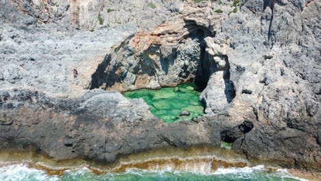 Luftaufnahme-Des-Grünen-Sees,-Natürliches-Meeresbecken-In-Kithira,-Griechenland