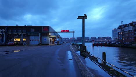 Orilla-Del-Puerto-De-Amsterdam-Junto-Al-Río-IJ-En-Amsterdam-Vogelbuurt-Noord