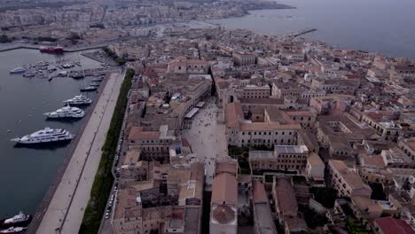 Aerial-towards-Piazza-Del-Duomo-and-Syracuse-Cathedral,-Sicily,-Italy