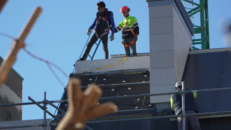 Trabajadores-Instalando-Paneles-Solares-En-Una-Casa-Recién-Construida