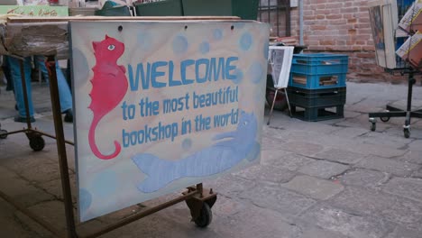 Acqua-Alta-Librería-Con-Cartel-De-Bienvenida,-Venecia,-Italia