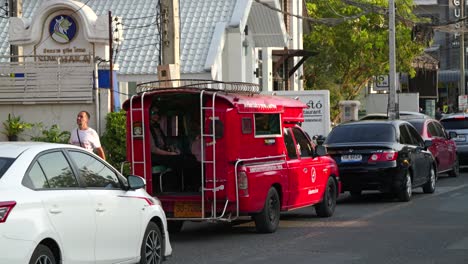 Típico-Coche-De-Pasajeros-Rojo-Songthaew-Estacionado-Al-Lado-De-La-Carretera-Con-Turistas