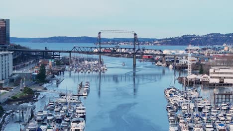 Puente-Murray-Morgan-Sobre-El-Canal-Thea-Foss-En-Tacoma,-Washington