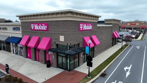 Aerial-establishing-shot-of-a-T-Mobile-store-in-a-shopping-plaza
