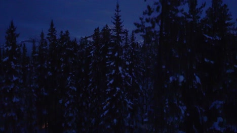 Drohnenansicht-Der-Schneebedeckten-Berge-Von-Banff,-Kanada-Im-Winter