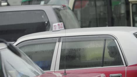 Ein-Taxi-In-Hongkong-Fährt-Im-Verkehr,-Die-Silhouette-Eines-Passagiers-Auf-Dem-Rücksitz-Hat-Beschlagene-Fenster---Zeitlupe