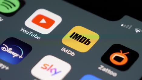 YouTube-Und-Imdb-App-Auf-Dem-Smartphone,-Nahaufnahme