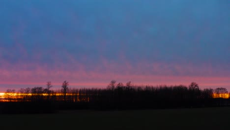 Farbenfrohe,-Goldene-Stunde-Sonnenuntergang-Wolkenillusion-Im-Himmel-Mit-Dunkler-Waldsilhouette