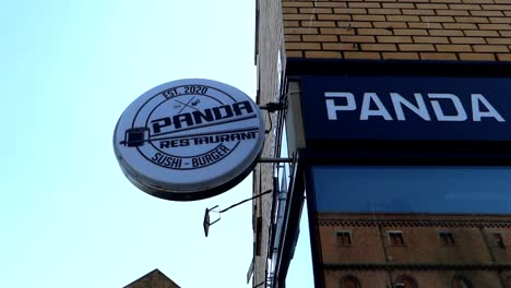 Primer-Cartel-Del-Logo-Del-Restaurante-Panda-Sushi---Hamburguesa-En-Dublín,-Irlanda,-Día