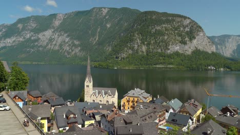 Panoramablick-Auf-Den-Hallstätter-See-Und-Die-Kirche