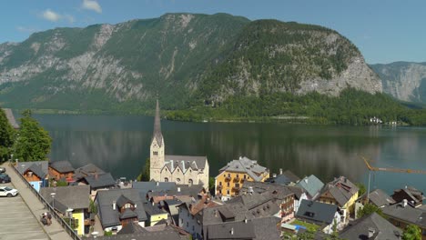 Vista-Panorámica-Del-Lago-Hallstatt-Y-La-Iglesia