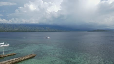 Ein-Boot,-Das-In-Der-Nähe-Der-Insel-Cebu,-Philippinen,-Mit-Klarem-Wasser-Und-Bewölktem-Himmel-Segelt,-Luftaufnahme