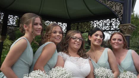 Braut-Und-Ihre-Brautjungfern-Posieren-Gemeinsam-Für-Ein-Fröhliches-Hochzeitsfotoshooting