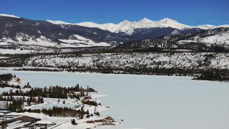 Nevado-Invierno-Pájaro-Azul-Cielo-Azul-Frío-Colorado-Aéreo-Zumbido-Lago-Congelado-Dillon-Frisco-Silverthorne-Piedra-Angular-Breckenridge-Vista-Del-Paisaje-Grises-Y-Torreys-Catorce-I70-Adelante-Panorámica-Hacia-Arriba-Revelar-Movimiento