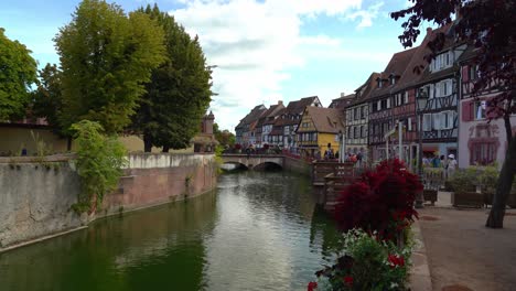 Canal-De-Agua-En-El-Distrito-De-Pescaderías-De-Colmar-En-Un-Día-Soleado