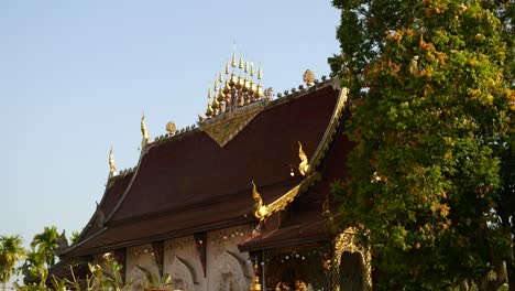 Hermoso-Templo-En-Tailandia-Con-Un-Viento-Que-Ondea-Suavemente