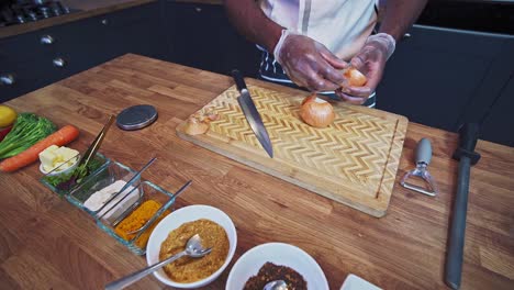 Chef-Africano-Preparando-Verduras-Para-Cocinar