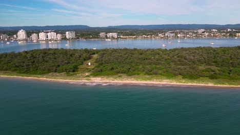 Von-Links-Nach-Rechts-Luftaufnahmen-über-Wavebreak-Island-Auf-Dem-Broadwater-An-Der-Gold-Coast,-Australien