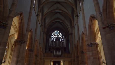 Zoom-Auf-Die-Glasmalerei-Der-St.-Martinskirche