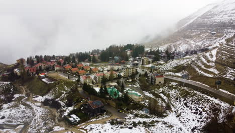 Pueblo-Kfardebian-Clima-Húmedo-De-Invierno-Antena-Ascendente