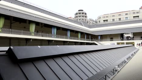 Panning-establisher-shot-of-Bolhao-Market-top-floor-rooftops,-Portugal