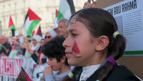 Ein-Junger-Demonstrant-Mit-Bemaltem-Gesicht-Nimmt-An-Einem-Solidaritätsmarsch-Für-Palästina-Teil-Und-Fordert-Die-Beendigung-Des-Krieges-Im-Gazastreifen