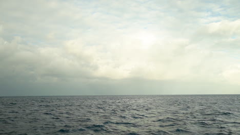 Wellen-Im-Ozean-Zeitlupe-Schöne-Aufnahmen-Von-Einem-Boot-Schiff-Ozeanwellen