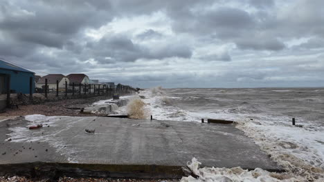 Stürme,-Sturmwinde-Mit-über-80-Km/h-Und-Fluten-Aus-Der-Nordsee-Trafen-Am-26.-Februar-2024-Die-Englische-Küste-Bei-Seasalter,-In-Der-Nähe-Von-Whitstable-An-Der-Küste-Von-Kent-In-England.