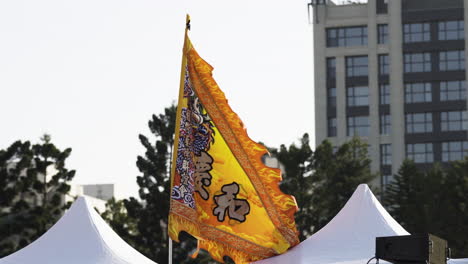 Bandera-Amarilla-Dorada-Ondeando-En-La-Celebración-Del-Año-Nuevo-Lunar-En-Taipei,-Taiwán