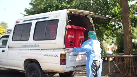 Staff-Collect-Infectious-Waste-in-Thailand