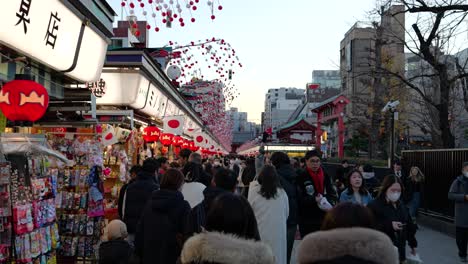 Caminando-Por-La-Calle-Comercial-Nakamise-Dori-En-Un-Día-De-Invierno