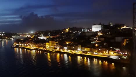 Gente-Paseando-Por-La-Noche-Por-El-Puente-Luis-I-Sobre-El-Río-Duero-En-La-Ciudad-De-Porto