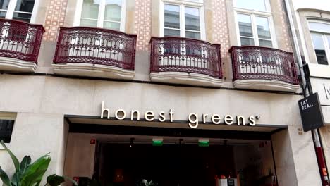 Restaurante-Honest-Greens-En-La-Planta-Baja-Del-Edificio-Con-Una-Icónica-Fachada-De-Azulejos-Portugueses-Y-Balcones