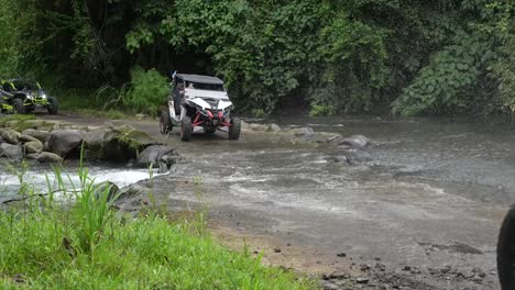 Costa-Rica,-Recorrido-Lado-A-Lado-Selva-Tropical,-Río