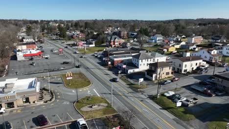 Drohnenüberflug-über-Amerikanische-Stadt-Mit-McDonald&#39;s-Und-Parkplatz-An-Einem-Sonnigen-Tag