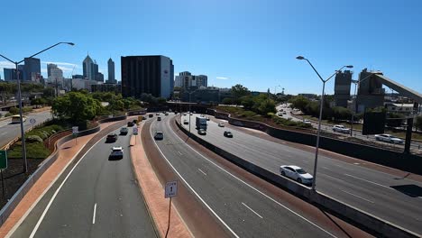 Autobahnverkehr-Fließt-In-Tunnel,-Von-Der-Brücke-über-Dem-Graham-Farmer-Freeway-Im-Osten-Von-Perth-Aus-Gesehen