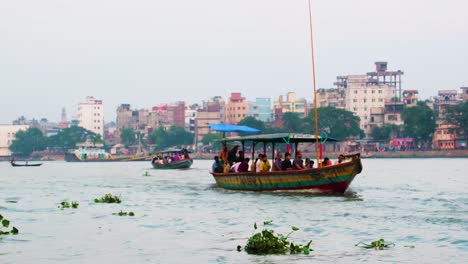 Los-Pasajeros-Viajan-En-Barco-Por-El-Río-Buriganga-En-Dhaka,-Bangladesh.