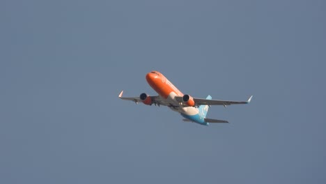 Líneas-Aéreas-De-Airbus-De-Color-Naranja,-Blanco-Y-Azul-Canadiense-Después-Del-Despegue